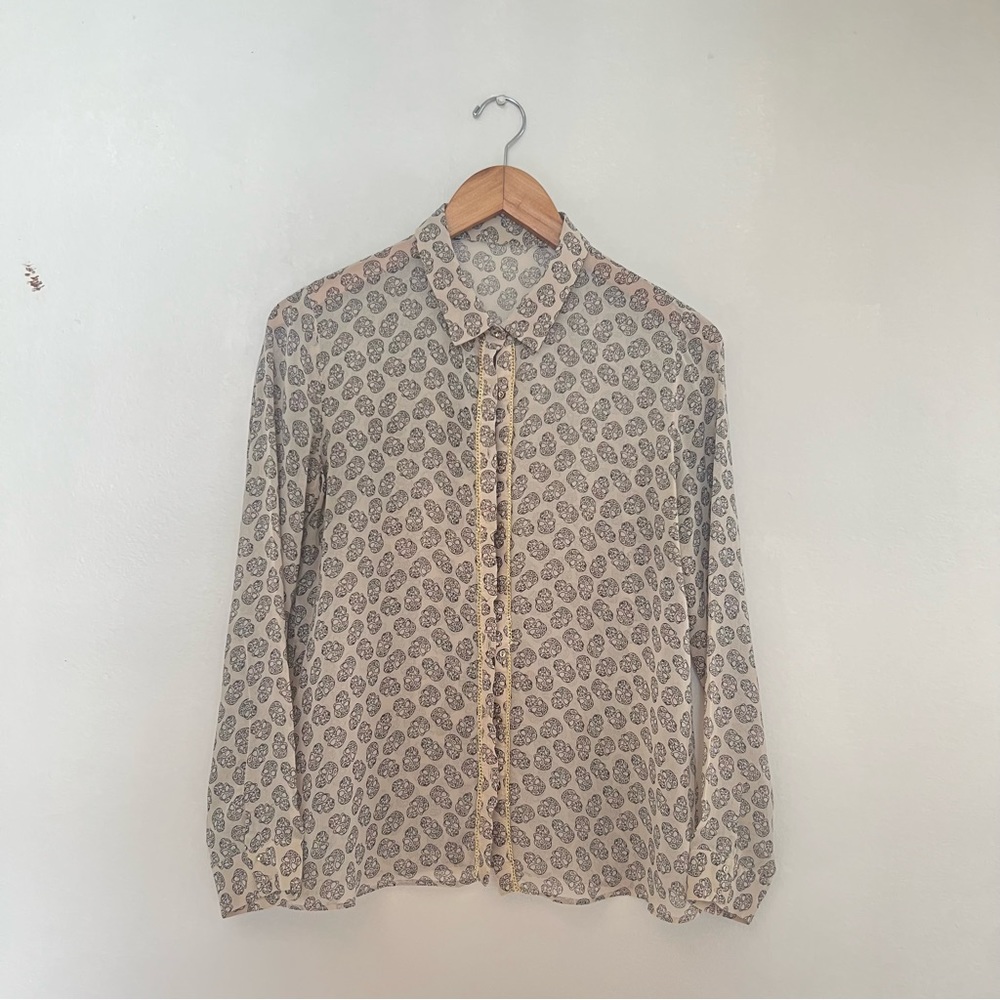 Skeleton pattered see through button up with gold buttons. 🖤